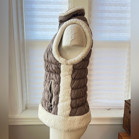 Calvin Klein Vest - size Medium - Picture 2 of 7